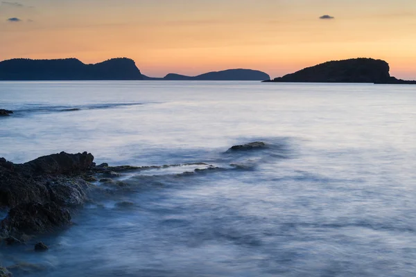 Amanhecer deslumbrante paisagem nascer do sol com litoral rochoso e longo exp — Fotografia de Stock