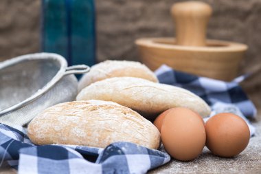 Panini rustik mutfak mutfak aletleri ile ayarı alır.