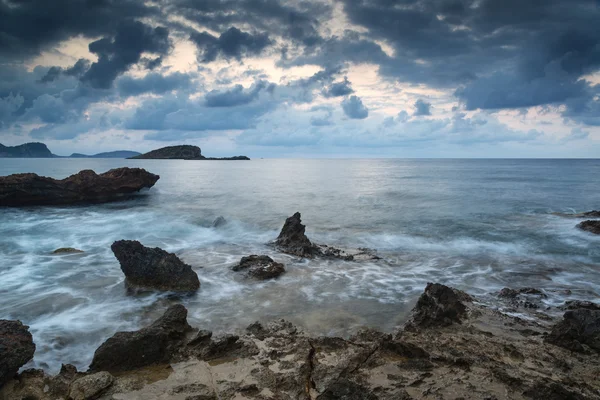 Impressionante paisagem amanhecer nascer do sol com litoral rochoso e longo ex — Fotografia de Stock