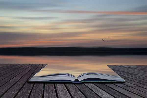 Kreatives Konzept Seiten des Buches verschwimmen abstrakten Sonnenuntergang Landschaft vi — Stockfoto