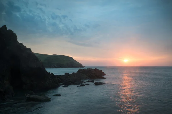 锯齿状和坚固岩石与海岸线上的风景海景 — 图库照片