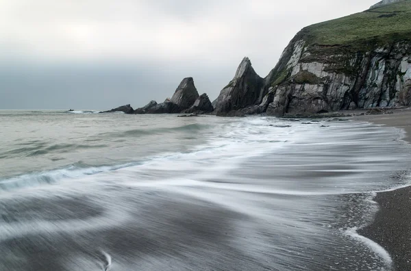 锯齿状和坚固岩石与海岸线上的风景海景 — 图库照片