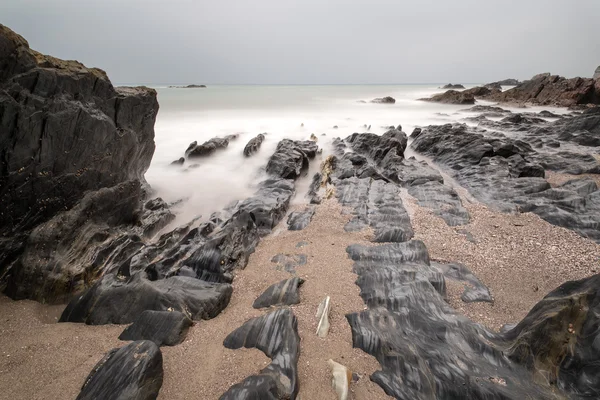 Paisagem paisagem marinha de rochas irregulares e acidentadas na costa com — Fotografia de Stock