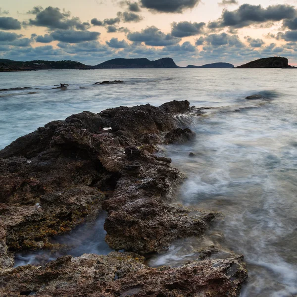 Landscape seascape of jagged and rugged rocks on coastline with — Stock Photo, Image