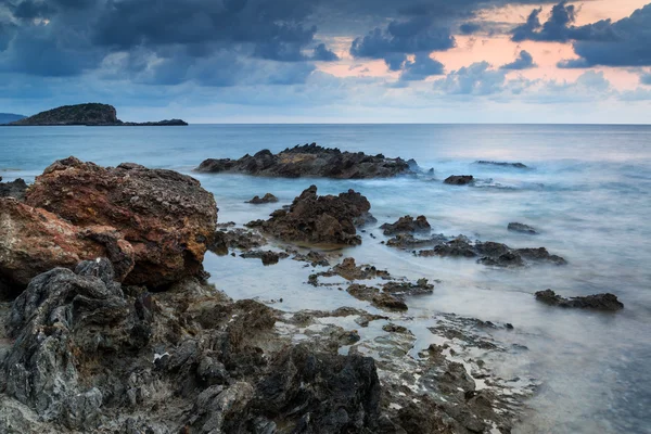 समुद्र तट पर दांतेदार और कठोर चट्टानों के परिदृश्य के साथ — स्टॉक फ़ोटो, इमेज