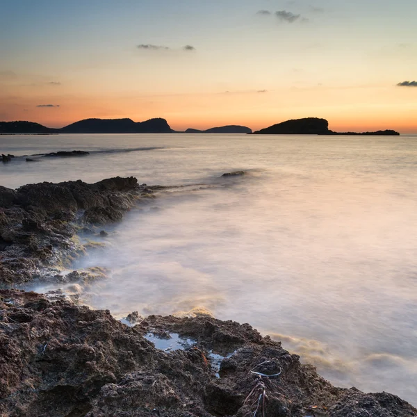 Paysage marin de rochers escarpés et accidentés sur le littoral avec — Photo