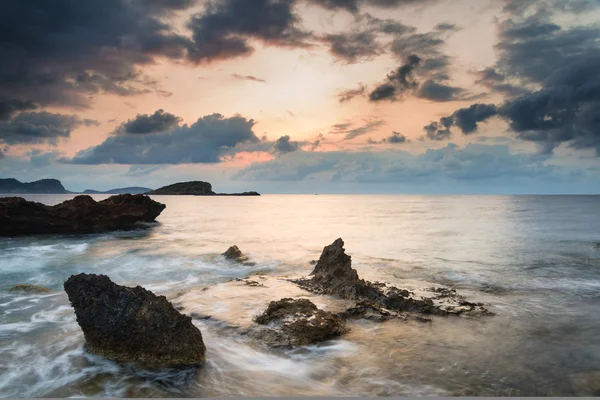 समुद्र तट पर दांतेदार और कठोर चट्टानों के परिदृश्य के साथ — स्टॉक फ़ोटो, इमेज