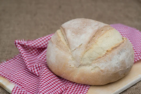 Čerstvě upečený francouzský pain de campagne bochník chleba — Stock fotografie