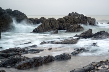 manzara deniz manzarası ile sahil şeridi üzerinde sivri ve sağlam taş