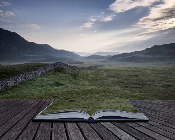 Yaratıcı kavramı sayfalar kitap View s doğru sisli Vadisi — Stok fotoğraf