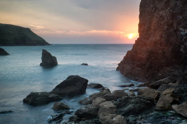 Remélem Cove naplemente táj seascape sziklás partvidék és lon — Stock Fotó