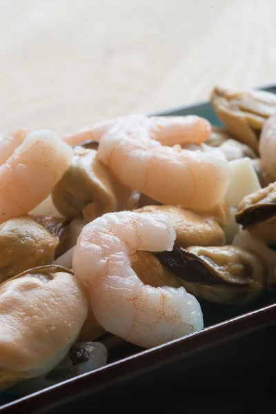 Fresh raw seafood mix of prawns mussels and squid on serving pla — Stock Photo, Image