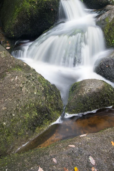 Paisaje de la cascada Becky Falls en el Parque Nacional Dartmoor Ing. — Foto de Stock