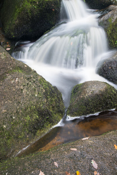 Пейзаж водопада Бекки Фоллс в Дартмуре Национальный парк Энг
