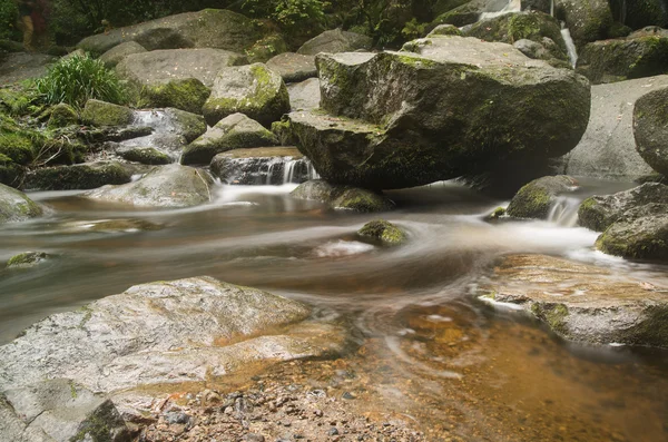 ベッキーの風景ダートムーア国立公園 eng の滝を滝します。 — ストック写真