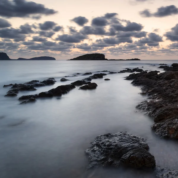 Fantastiska landscapedawn soluppgång med klippiga kust och lång exp — Stockfoto