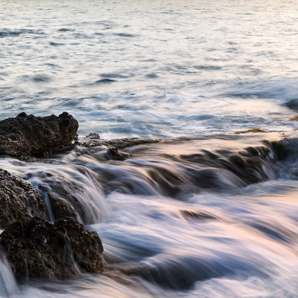 Splendida alba paesaggistico con costa rocciosa e lunga exp — Foto Stock