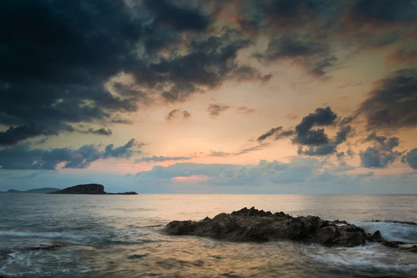 Menakjubkan lanskap fajar matahari terbit dengan pantai berbatu dan mantan panjang — Stok Foto