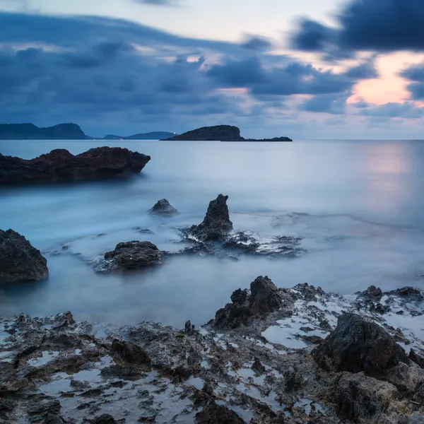 Stunning landscapedawn sunrise with rocky coastline and long exp — Stock Photo, Image