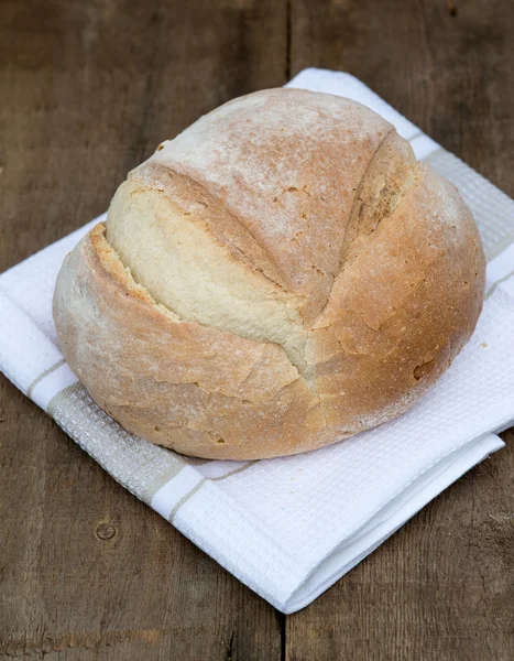 Nybakat franska smärta de campagne limpa bröd — Stockfoto