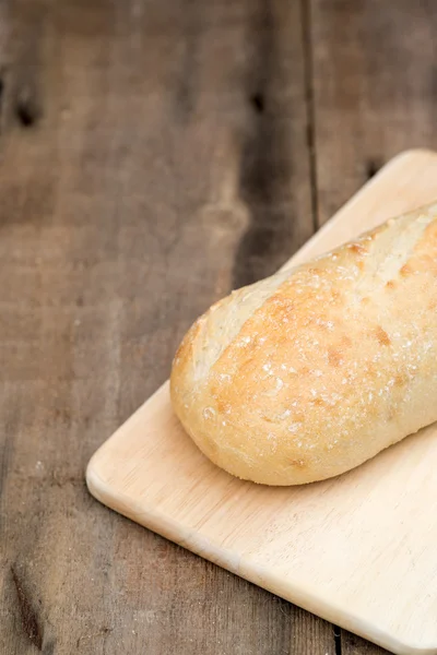Bochník kváskový chleba v rustikální kitchend prostředí — Stock fotografie