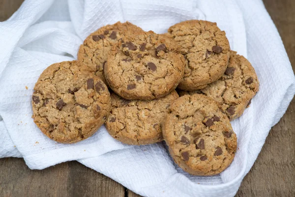 Rustic setting with chocolate chip cookies — Stock Photo, Image