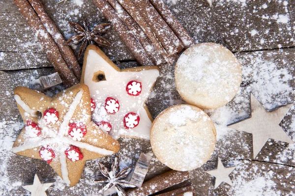 Warme beeld van Kerstmis voedingsmiddelen op rustiek houten achtergrond — Stockfoto