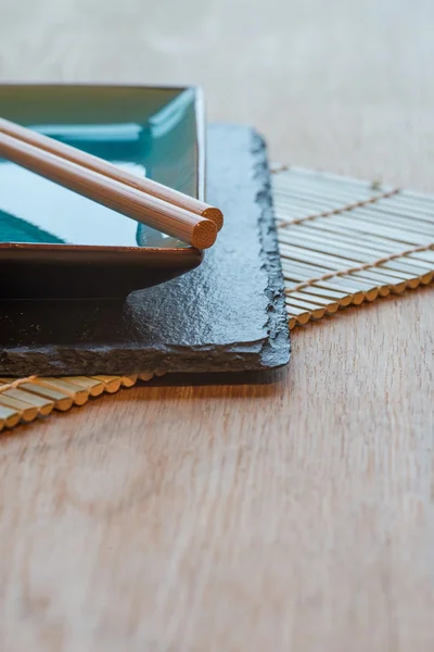 Empty Japanese sushi serving platter with chopsticks — Stock Photo, Image