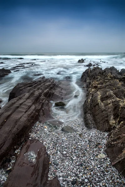 Landschap zeegezicht van oneffen en ruwe stenen op kustlijn met — Stockfoto