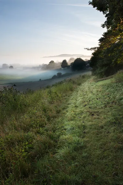 Capas de niebla sobre el paisaje agrícola de otoño — Foto de Stock