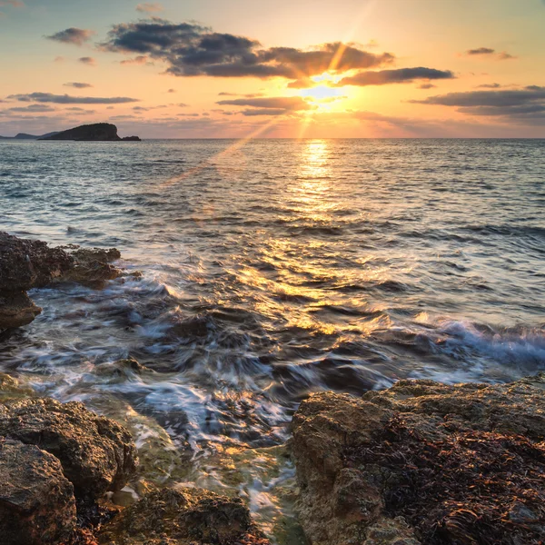 Ohromující landscapedawn východ slunce se skalnatým pobřežím a dlouhé exp — Stock fotografie