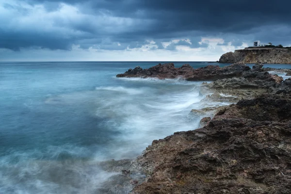 Impressionante paisagem amanhecer nascer do sol com litoral rochoso e longo ex — Fotografia de Stock