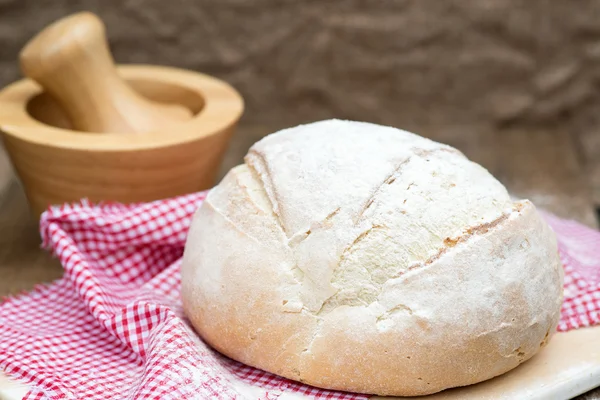 Čerstvě upečený francouzský pain de campagne bochník chleba — Stock fotografie