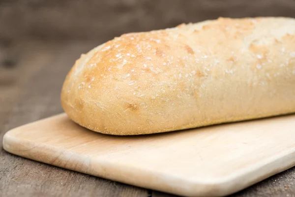 Bochník kváskový chleba v rustikální kitchend prostředí — Stock fotografie