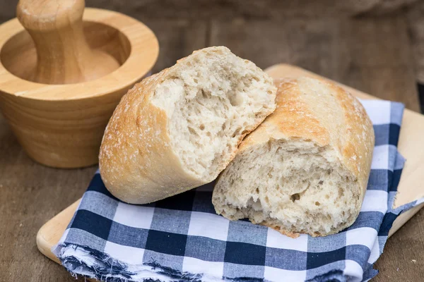 Bochník kváskový chleba v rustikální kitchend prostředí — Stock fotografie