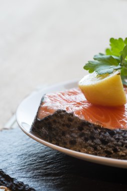 limon ve maydanoz garnitür ile ham taze somon göğsü biftek