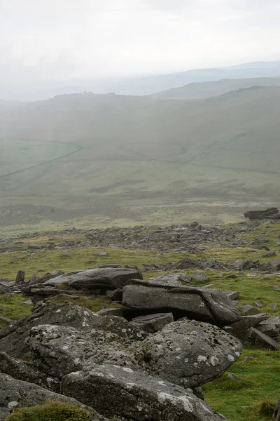 Peisaj peste Parcul Național Dartmoor toamna cu pietre și f — Fotografie, imagine de stoc