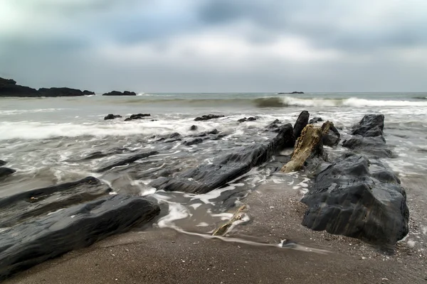 Landskap marinmålning av ojämna och oländig klipporna på kusten med — Stockfoto