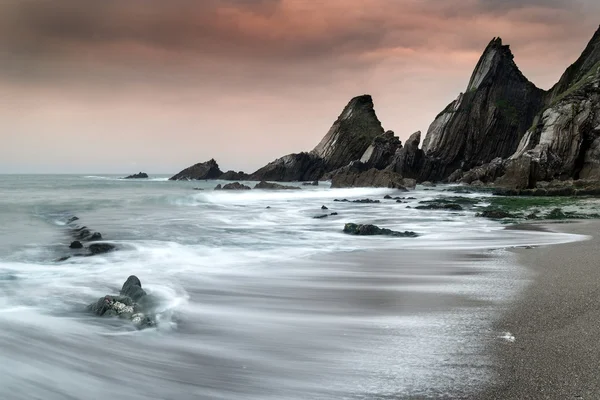 Paisaje marino de rocas irregulares y escarpadas en la costa con — Foto de Stock
