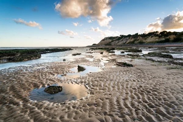 Καλοκαιρινό τοπίο με βράχια στην παραλία κατά τη διάρκεια της αργά το βράδυ και το χαμηλό — Φωτογραφία Αρχείου