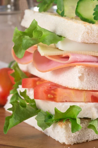 Verse club sandwich in rustieke keuken instelling — Stockfoto