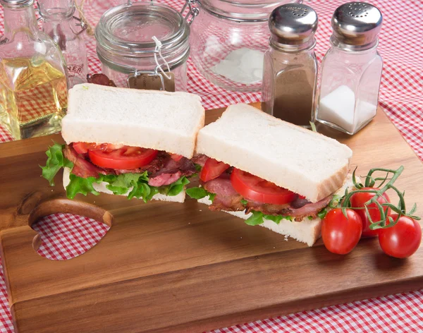 BLT fresco em sanduíche branco no cenário da cozinha rústica — Fotografia de Stock