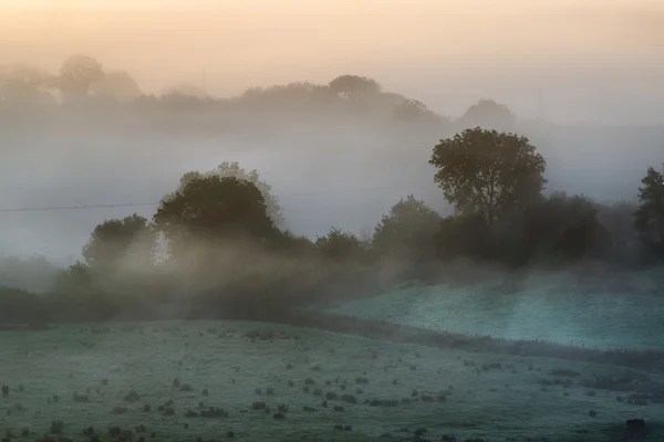 Capas de niebla sobre el paisaje agrícola de otoño — Foto de Stock