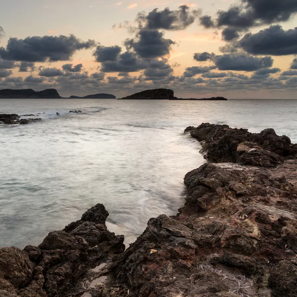 Amanhecer deslumbrante paisagem nascer do sol com litoral rochoso e longo exp — Fotografia de Stock