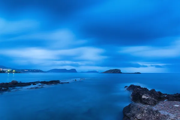 Prachtige landschap bij schemering dageraad met rotsachtige kustlijn en lon — Stockfoto