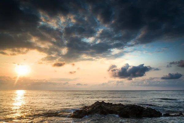 Splendida alba paesaggio con costa rocciosa e lunga ex — Foto Stock