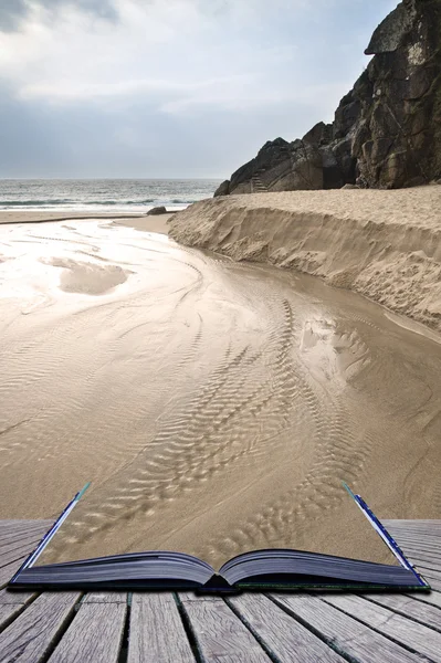 Kreativní koncept stránky kniha porthcurno žlutým pískem befo — Stock fotografie