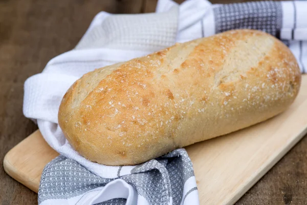 Pane di pasta madre in ambiente rustico da cucina — Foto Stock
