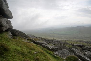 sonbaharın kayalar ve f Dartmoor üzerinde ulusal park peyzaj