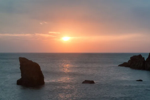 Hope Cove paysage de coucher de soleil paysage marin avec littoral rocheux et lon — Photo